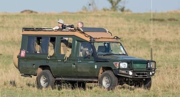 Safari Land Cruiser on the savannah